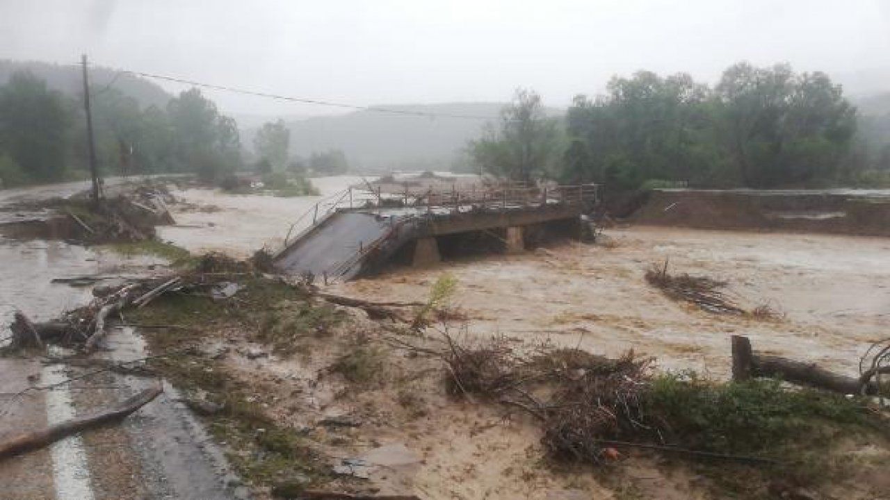 Mengen'de selde köprüler yıkıldı, yollar hasar gördü