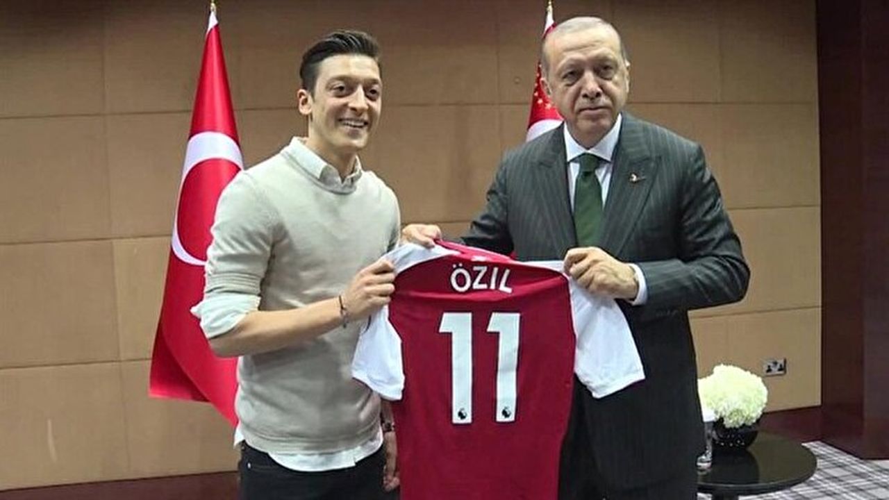 Erdoğan'dan Mesut Özil'e saat hediyesi!
