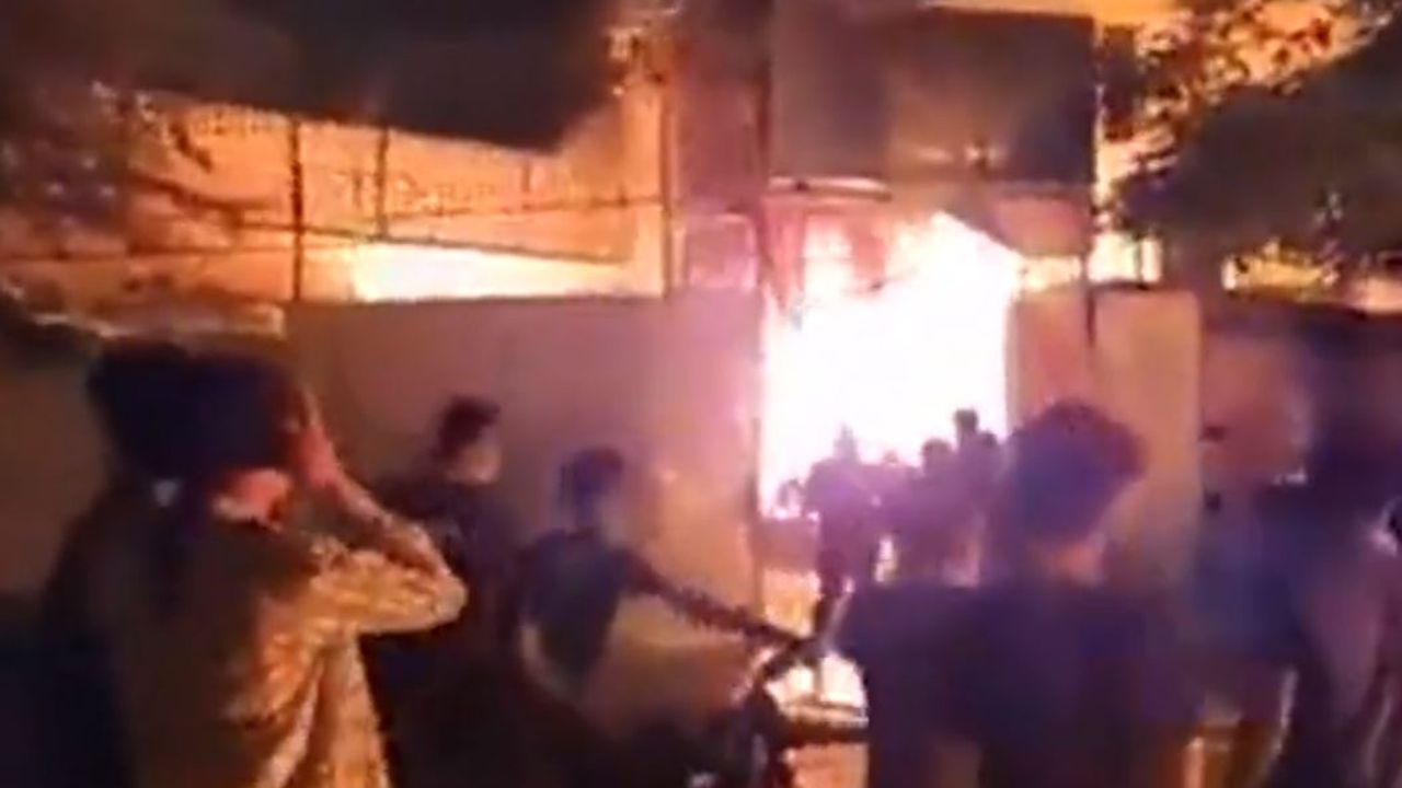 İran'da çatışmalar büyüyor: Meşhed'de polis karakolu ateşe verildi!
