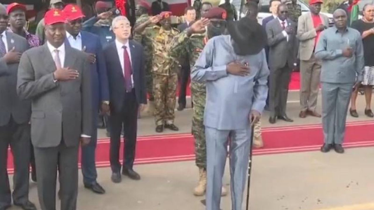 Güney Sudan lideri, törende altına işedi