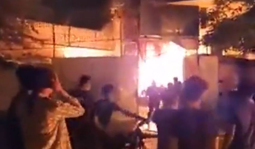İran'da çatışmalar büyüyor: Meşhed'de polis karakolu ateşe verildi!